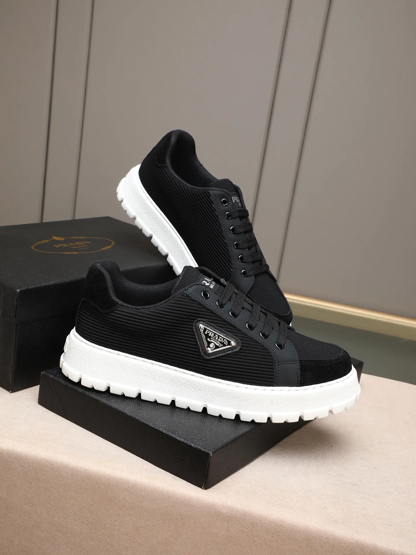 Men's Men's Shoes 💰440 Prada/Prada Men's new casual shoes, this sports shoe is made of imported calfskin upper with breathable mesh and breathable mesh lining. The foot pads are made of sheepskin, and the outsole is made of non-slip sports exclusive rubber outsole with logo. It feels good on the feet and is a fashionable item! Size: 38-44 (45 customized)
